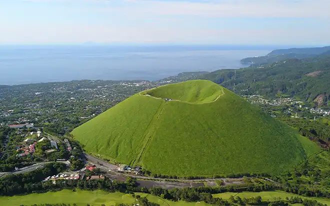 大室山でダイナミックな絶景を堪能しよう。
